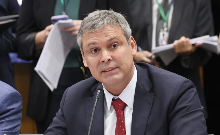 Líder do PT pede suspensão preventiva do mandato de Eduardo Bolsonaro – Notícias