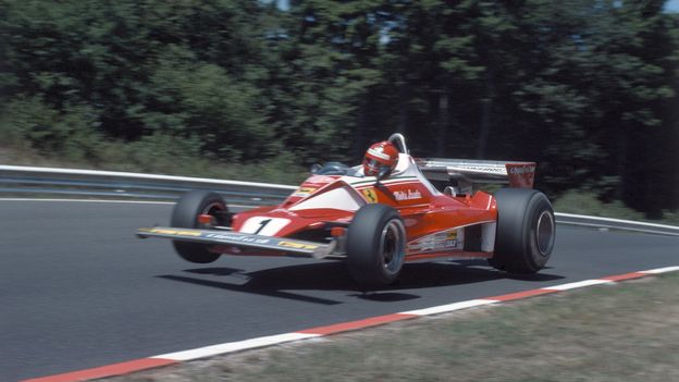 Como o piloto da F1 Niki Lauda sobreviveu a um acidente devastador do Grande Prêmio