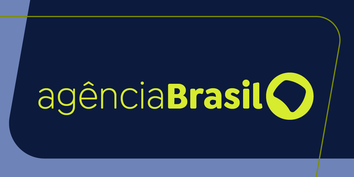 Colecionar álbum de figurinhas da Copa do Mundo une gerações