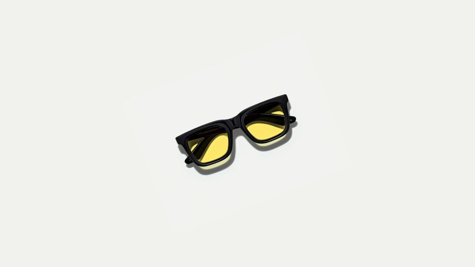 Pegue esses óculos de sol amarelos para lentes para dar uma volta neste verão
