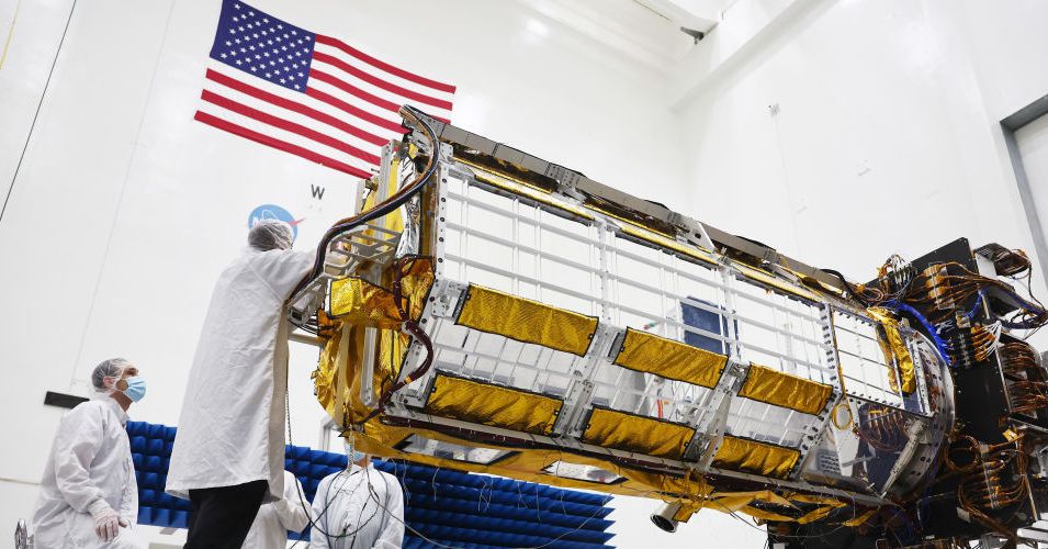 A maior antena de satélite da NASA já se desenrolou no espaço