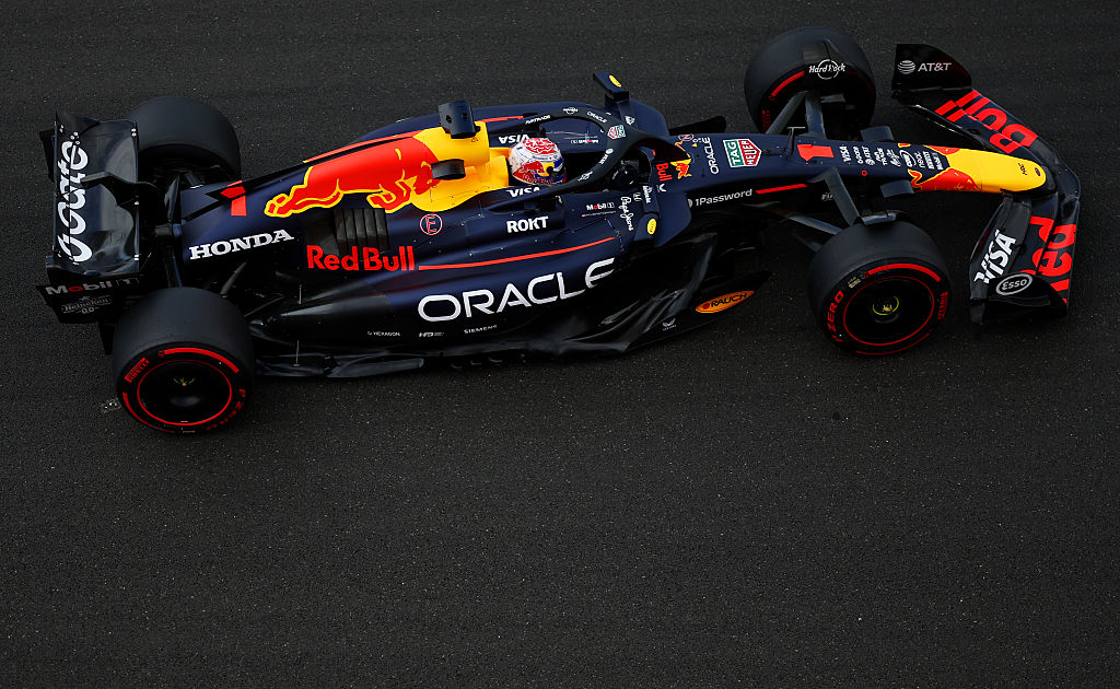 Red Bull recebe um aviso depois que Verstappen joga toalha para fora do cockpit