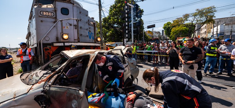 Simulado em Betim (MG) mostra como segundos podem salvar vidas na travessia da linha do trem — Agência Nacional de Transportes Terrestres