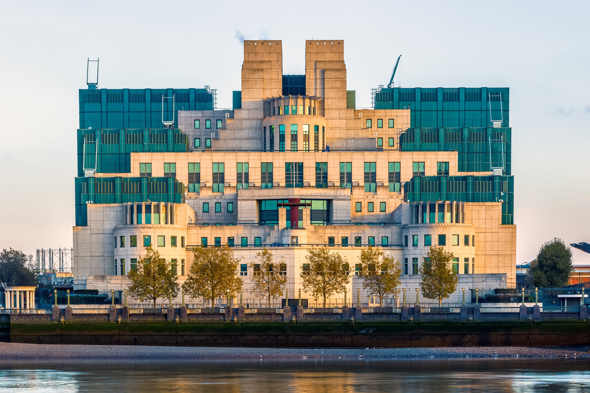 O arquiteto pós-modernista britânico e o fundador da Farrells, Terry Farrell, falece aos 87
