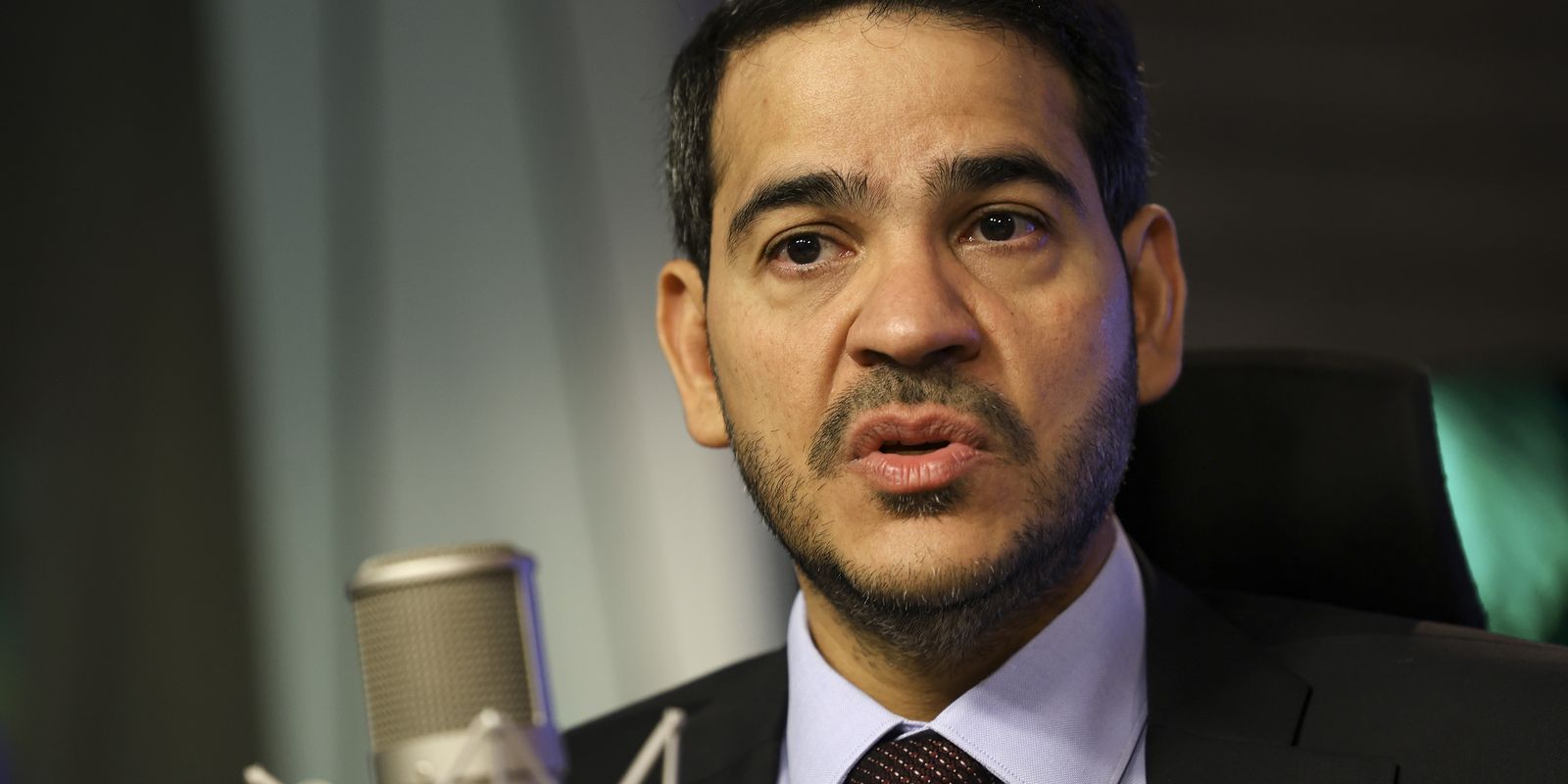 “Não vamos abrir mão da democracia”, diz Messias após visto revogado
