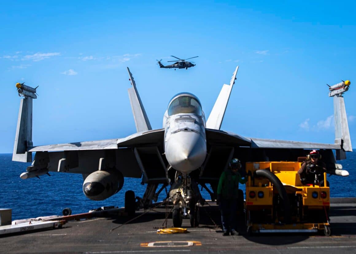 Todos os 5 membros da tripulação resgatados após incidentes em Nimitz