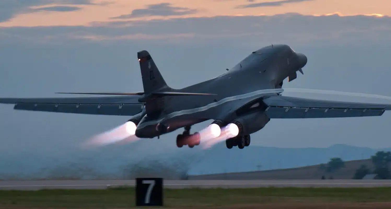 Bombardeiros B-1 flexionam na Venezuela com sobrevoo