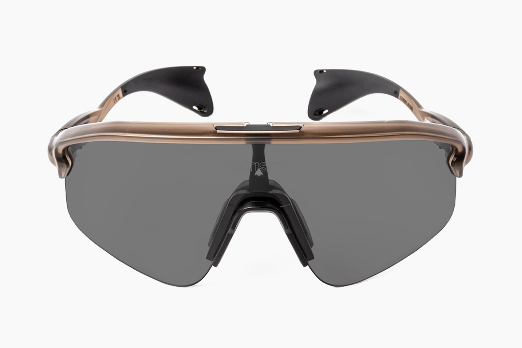 Oakley e Satisfy acabam de reinventar óculos de sol Trail para outro planeta com o Stunt Devil