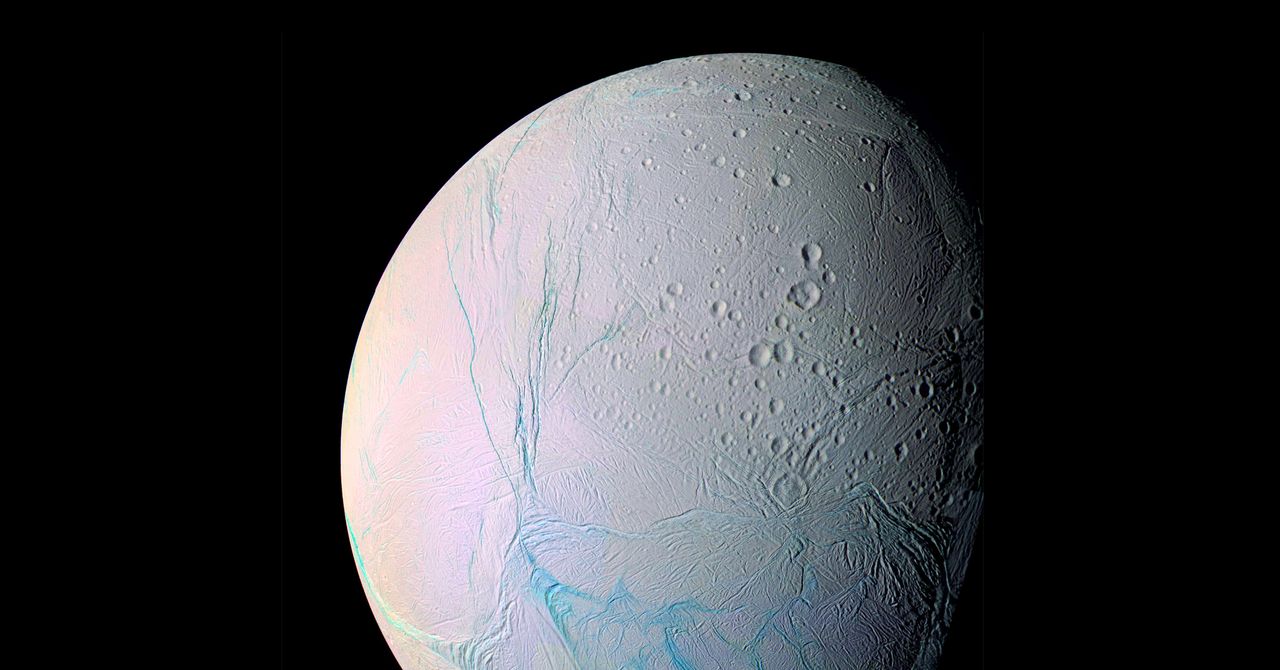 Surgem mais evidências de que uma das luas de Saturno poderia abrigar vida