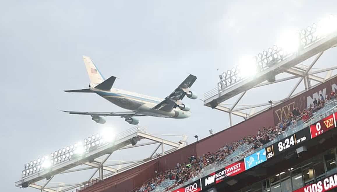 Viaduto épico do Força Aérea Um impressiona 65.000 fãs da NFL em Washington