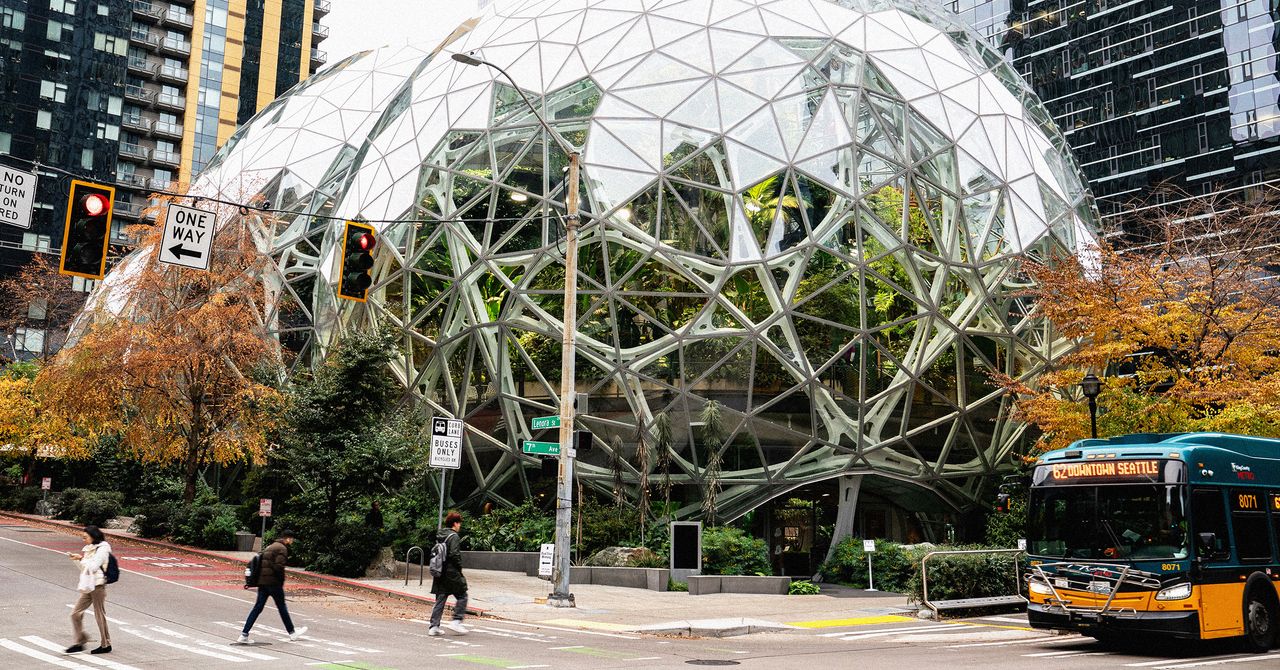 Trabalhadores da Amazon emitem alerta sobre a abordagem “justificada com todos os custos” da empresa para o desenvolvimento de IA