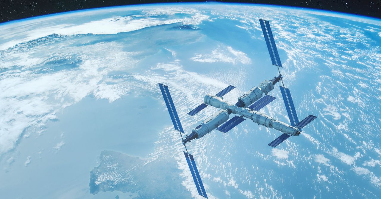 Uma colisão com detritos espaciais deixa três astronautas chineses presos em órbita