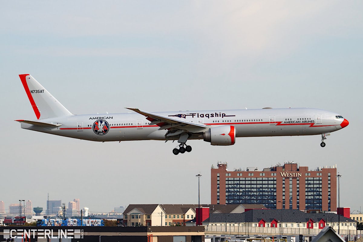 Jato retrô comemorativo do 100º aniversário da American Airlines decola