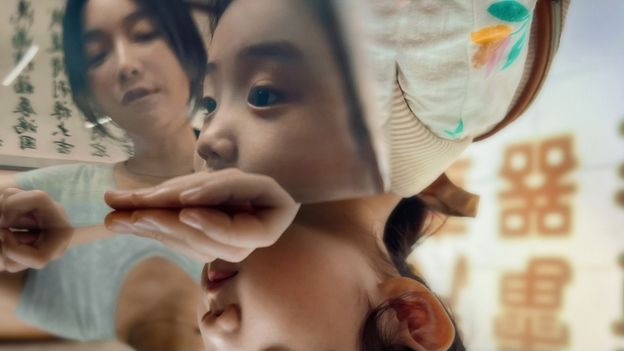 O aclamado novo filme que explora os mitos sobre os canhotos