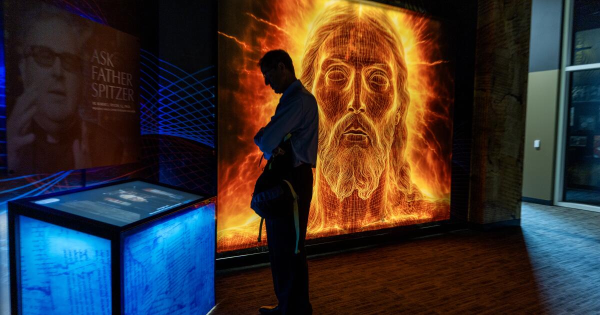 Em OC, um artefato de Jesus se torna uma atração semelhante a um parque temático