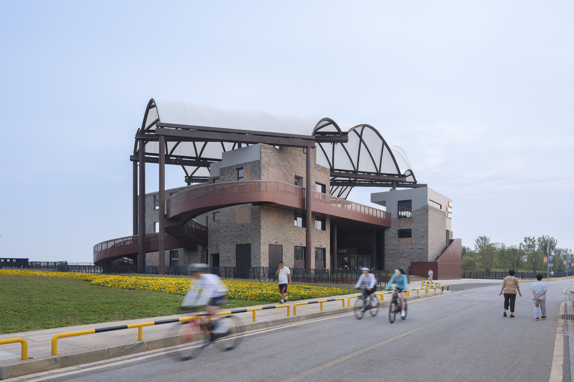 Centro Turístico do Píer Yueyang Hualinggang / WANG HUI | URBANO