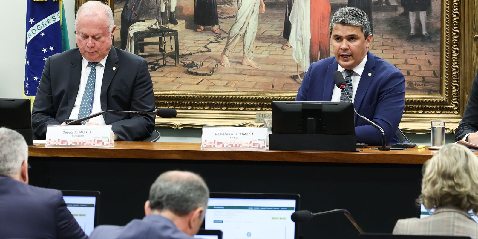 Pedido de vista adia votação de parecer sobre mandato de Zambelli