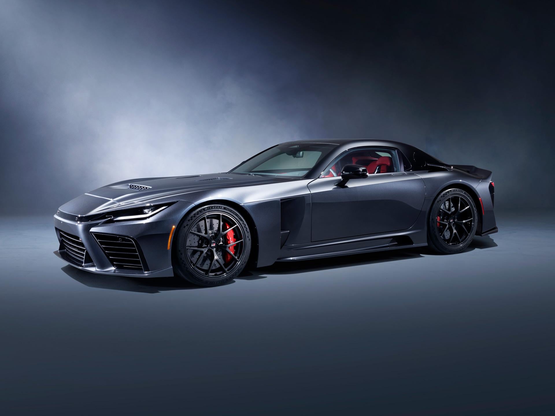 2027 Toyota GR GT: carro esportivo V8 híbrido revelado ao lado do carro de corrida GT3