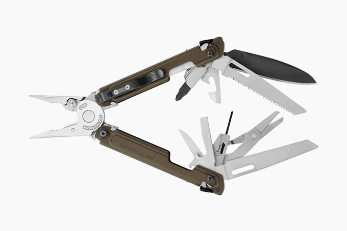 A multiferramenta ARC da Leatherman contém 20 ferramentas e uma lâmina MagnaCut em um pacote robusto