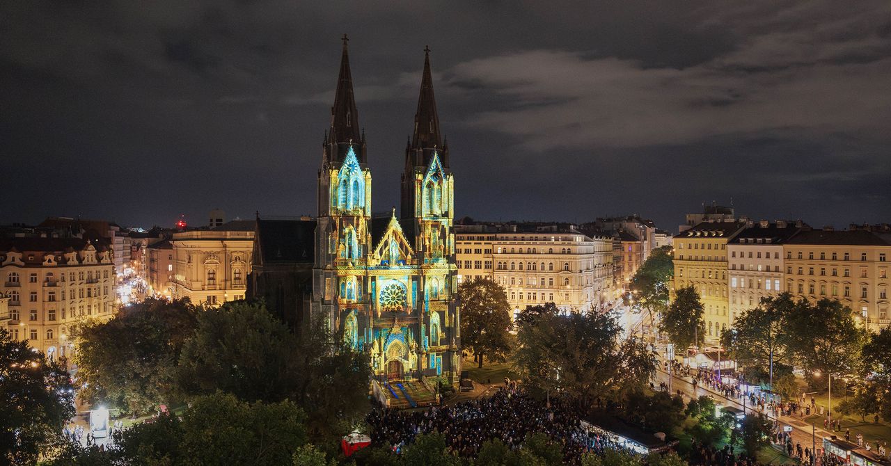 O centro da cidade de Praga brilha, vibra e queima no Signal Festival