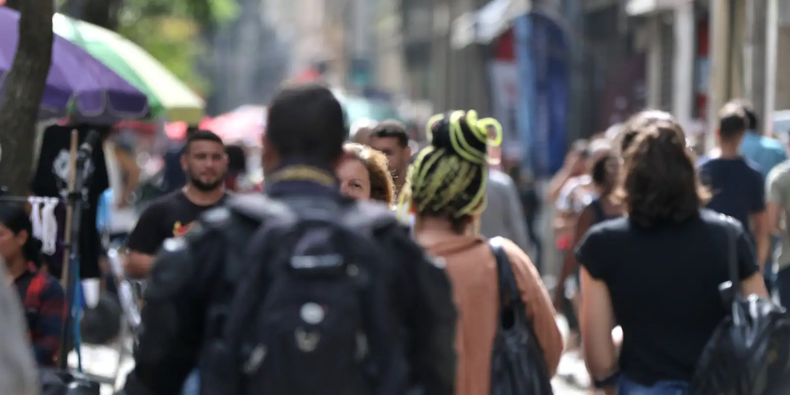 Diretores e gerentes negros ganham 34% menos que brancos, revela IBGE