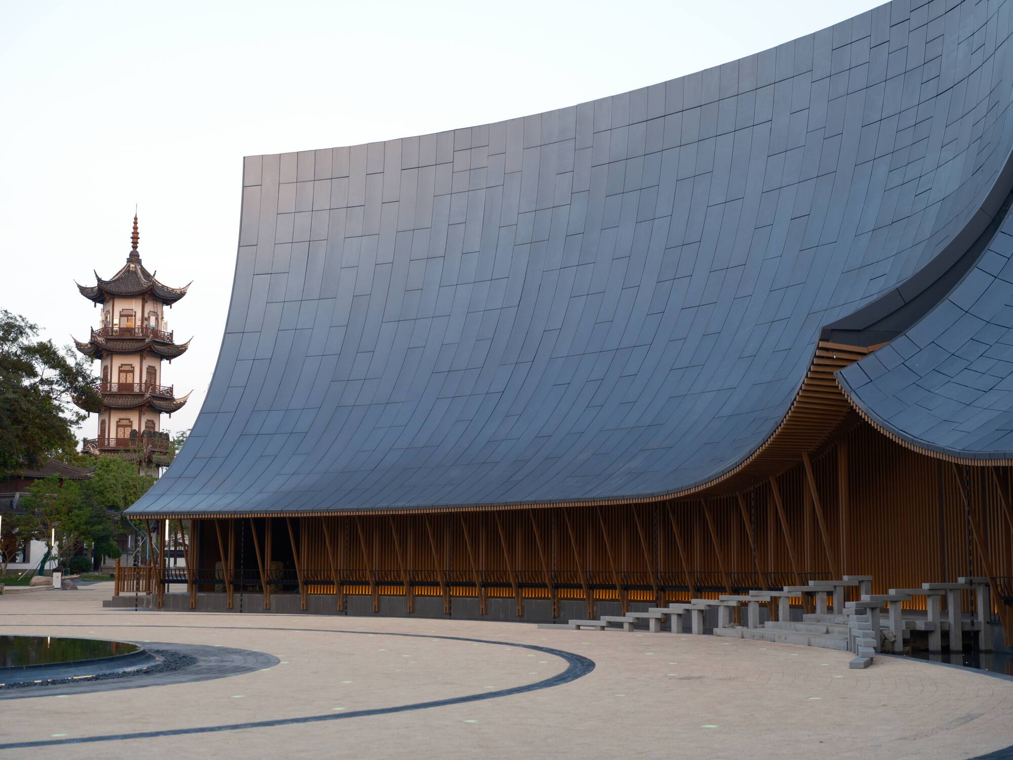 Renovação da Fachada do Teatro Zhouzhuang / CAALADI + Prática na Terra