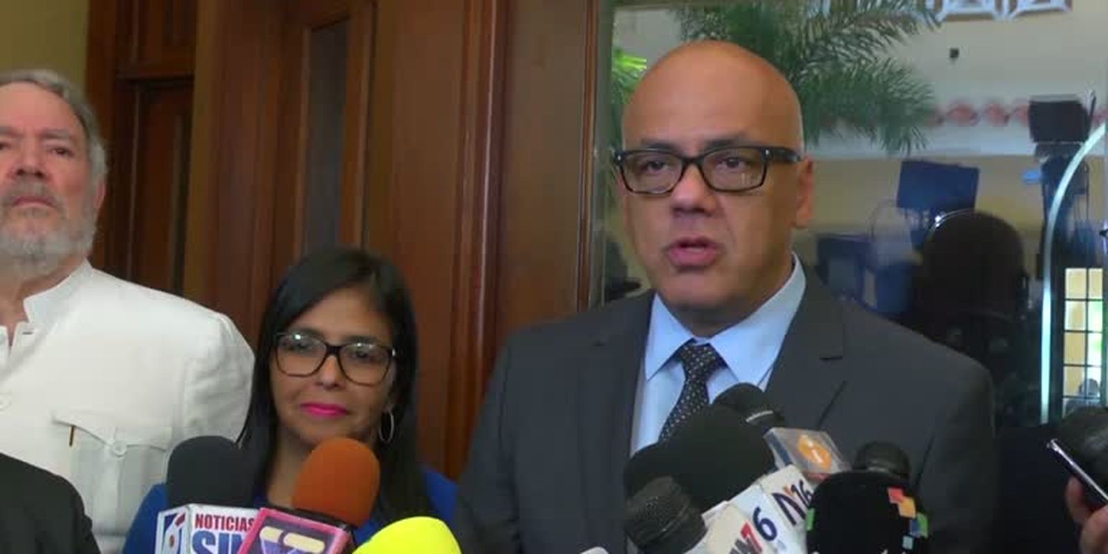 Venezuela diz que já libertou 400 presos; oposição e ONGs contestam