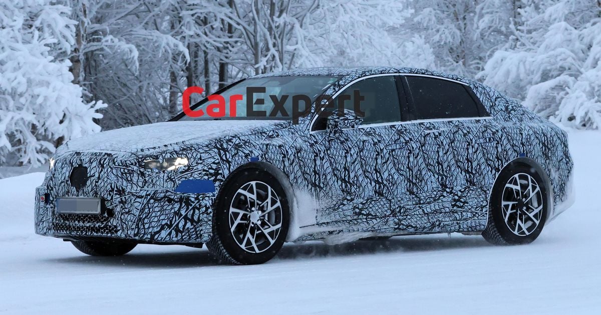 2027 Mercedes-Benz Classe C EV espiado com grade retrô, mas carroceria moderna
