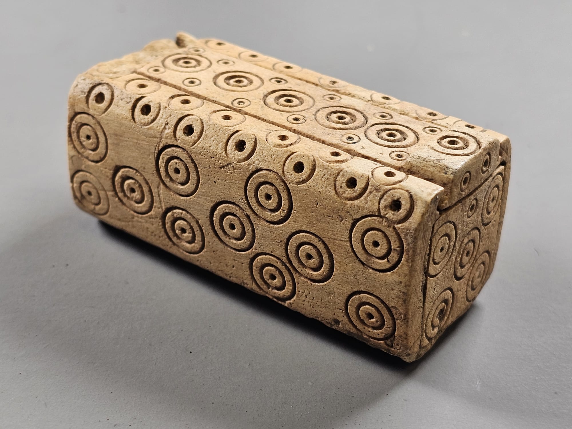 Caixa de osso única encontrada em túmulo da era romana – The History Blog