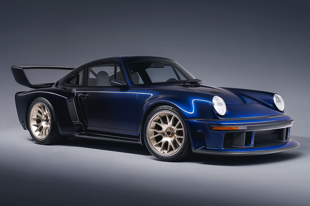 A primeira comissão “Sorcerer” DLS Turbo da Singer é uma carta de amor em fibra de carbono de 700 HP ao lendário 934/5 Racer da Porsche