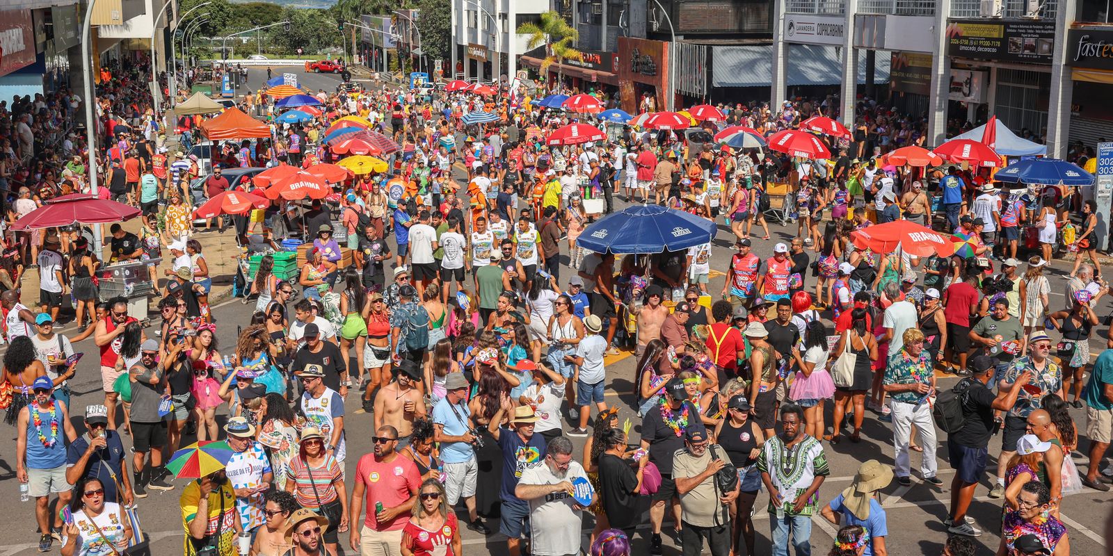 Com quase 50 anos, Pacotão leva multidão à área central de Brasília
