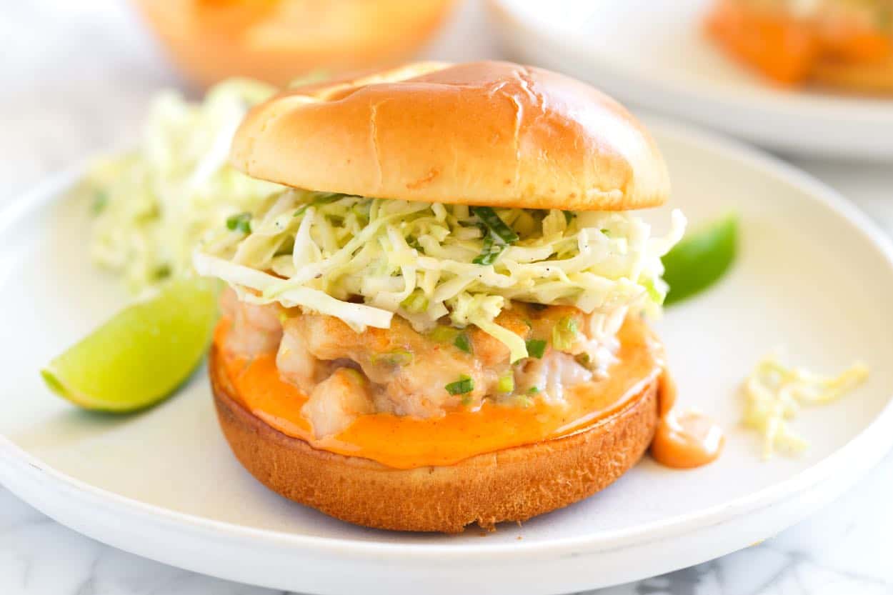 Receita de hambúrguer de camarão com salada de limão