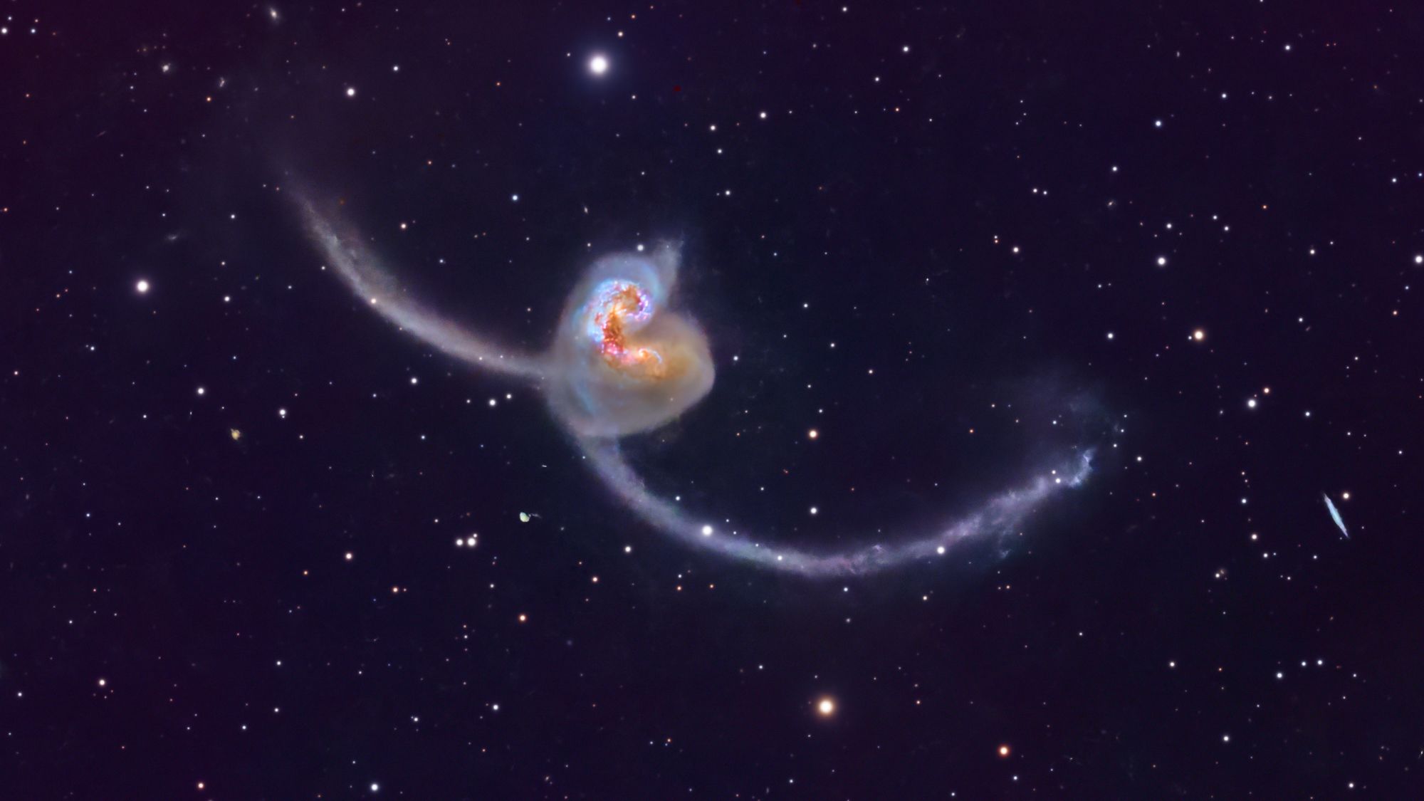 Astrofotógrafo captura foto espetacular de galáxias de antenas duelando no espaço profundo