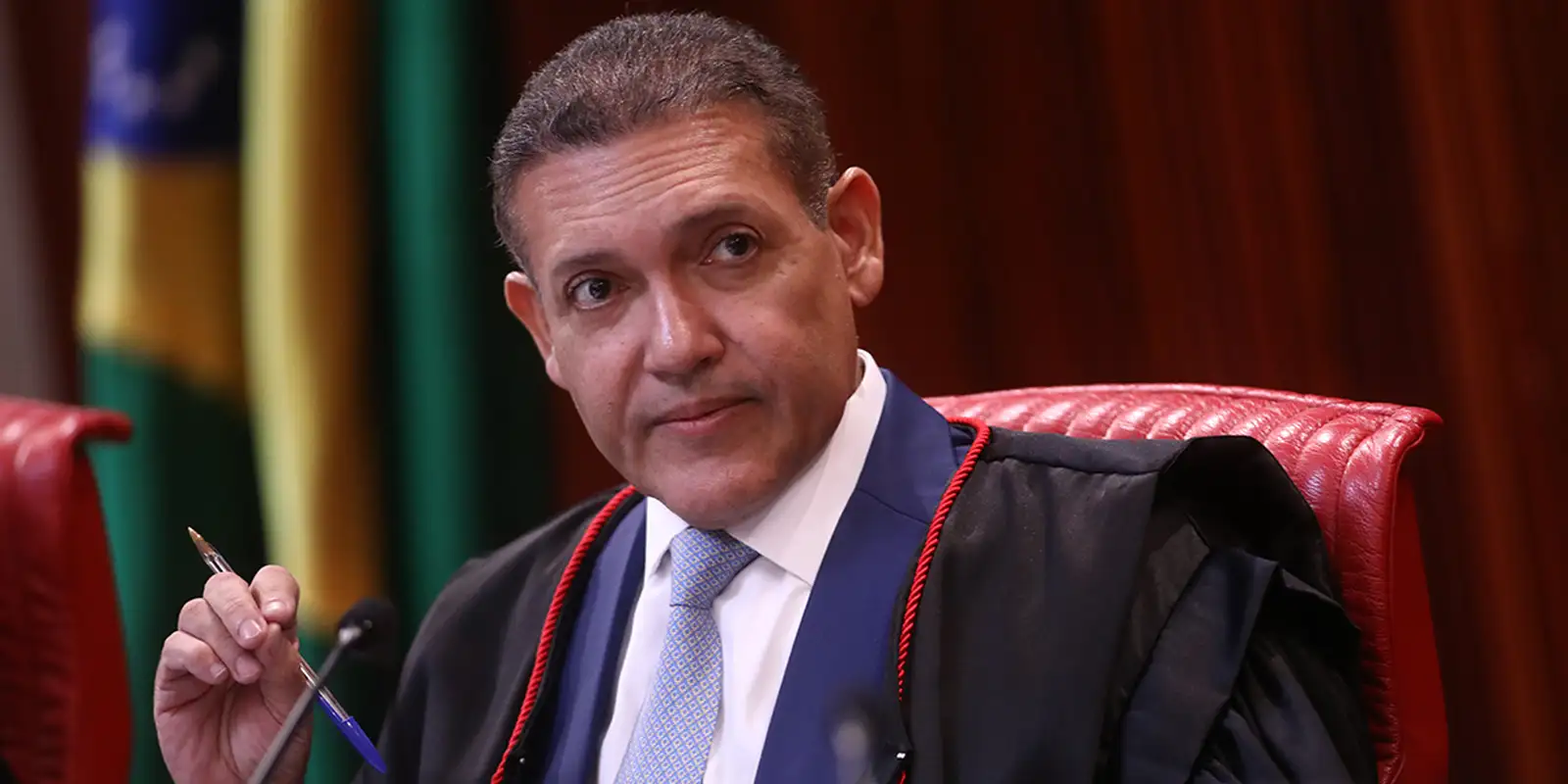Nunes Marques toma posse na presidência do TSE; Mendonça será vice