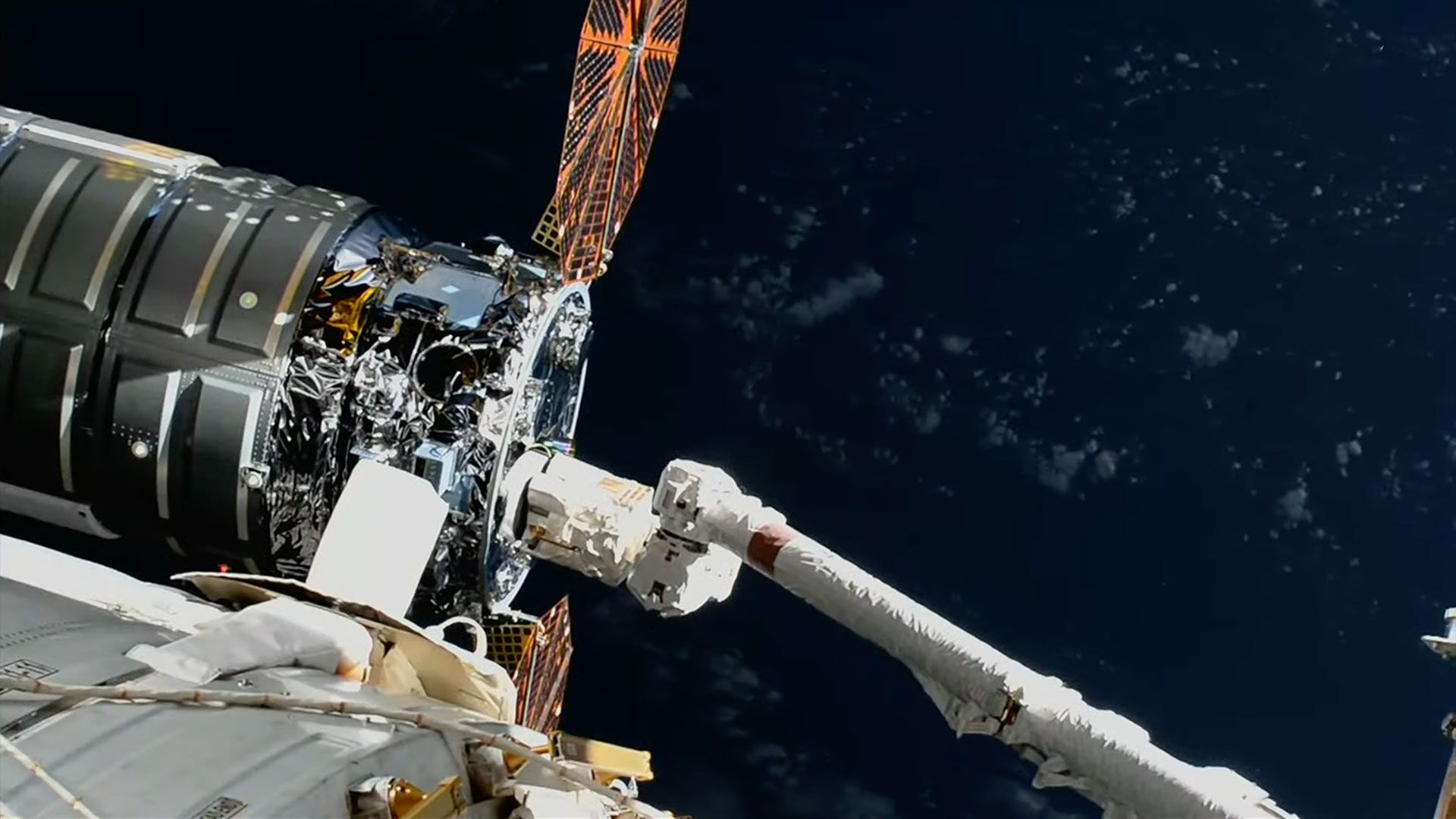 Enorme nave de carga Northrop Grumman Cygnus XL chega à estação espacial