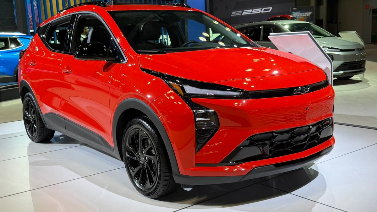 O preço base do Chevy Bolt 2027 cai para US$ 27.745 se você souber onde comprar
