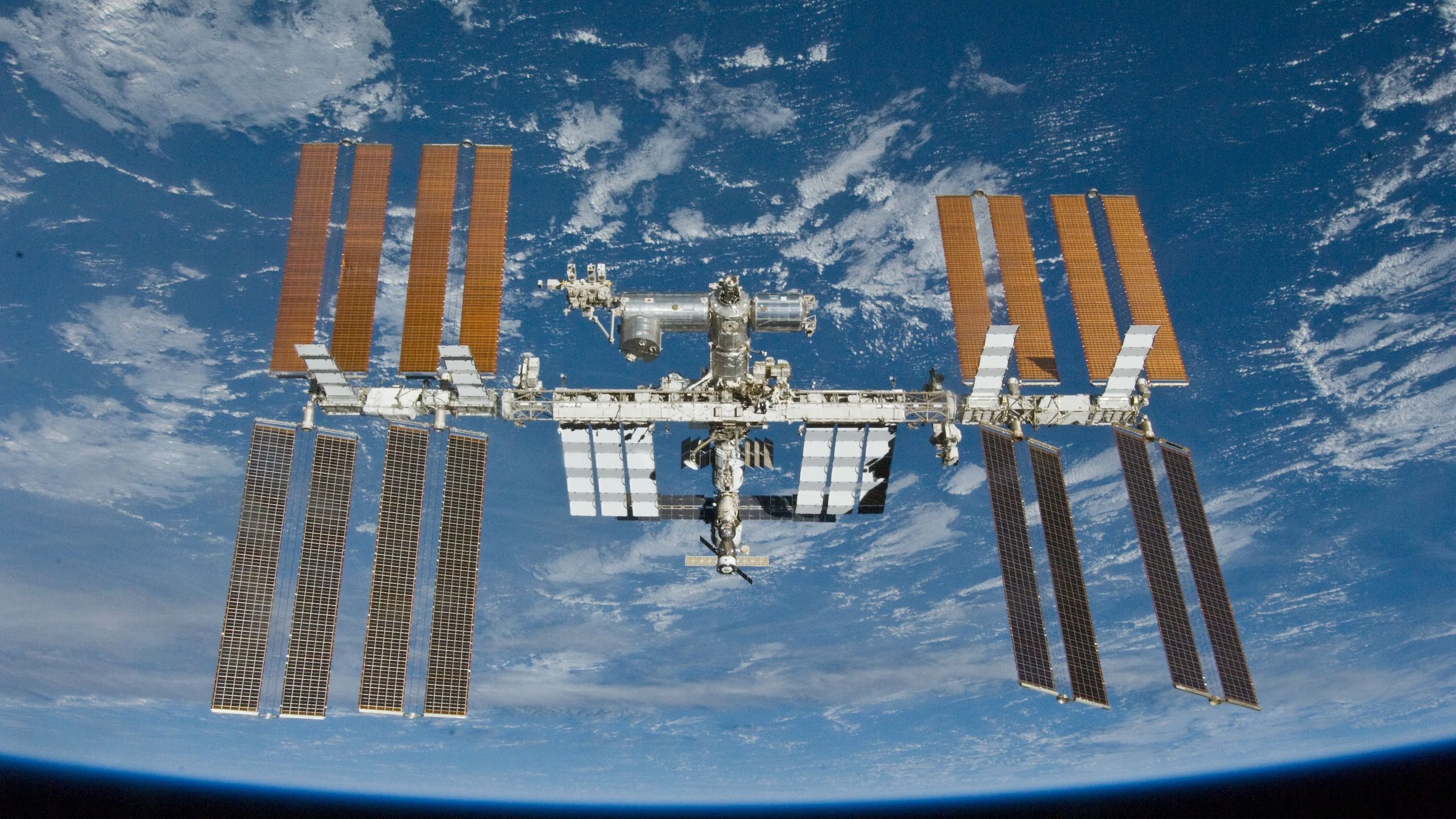 Astronautas na Estação Espacial Internacional se abrigam no SpaceX Dragon enquanto cosmonautas tentam consertar o vazamento de ar