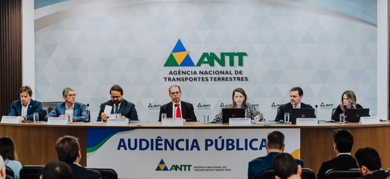 IMAGEM NA AUDIENCIA COM SETE PESSOAS AO FUNDO
