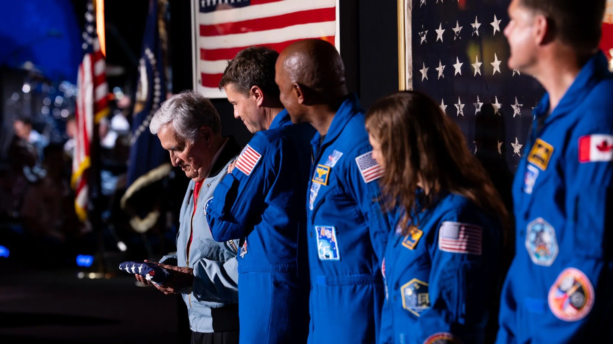 Trump presenteia os astronautas da Artemis com uma bandeira do Capitólio dos EUA para serem plantadas na lua