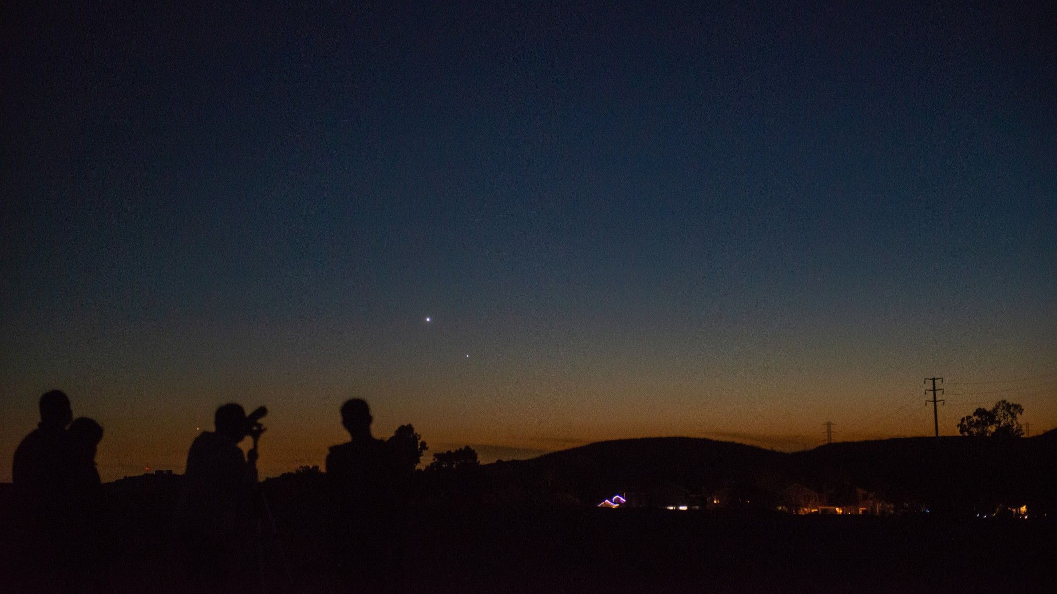 A lua, Marte e as Plêiades formam uma formação impressionante antes do amanhecer de 11 de julho.