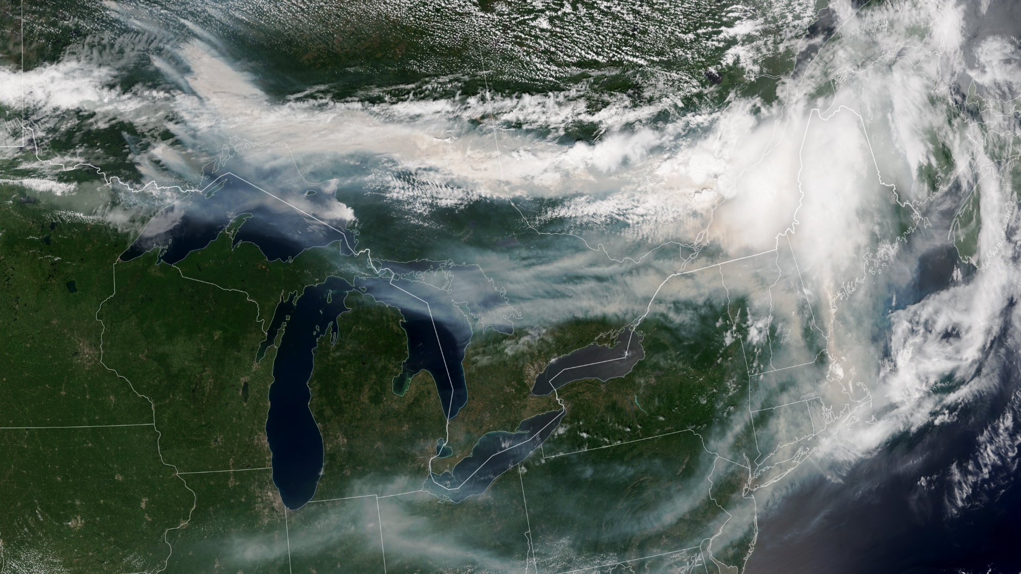Fumaça de incêndios florestais devastadores no Canadá, visível da foto espacial do dia de 17 de julho de 2026