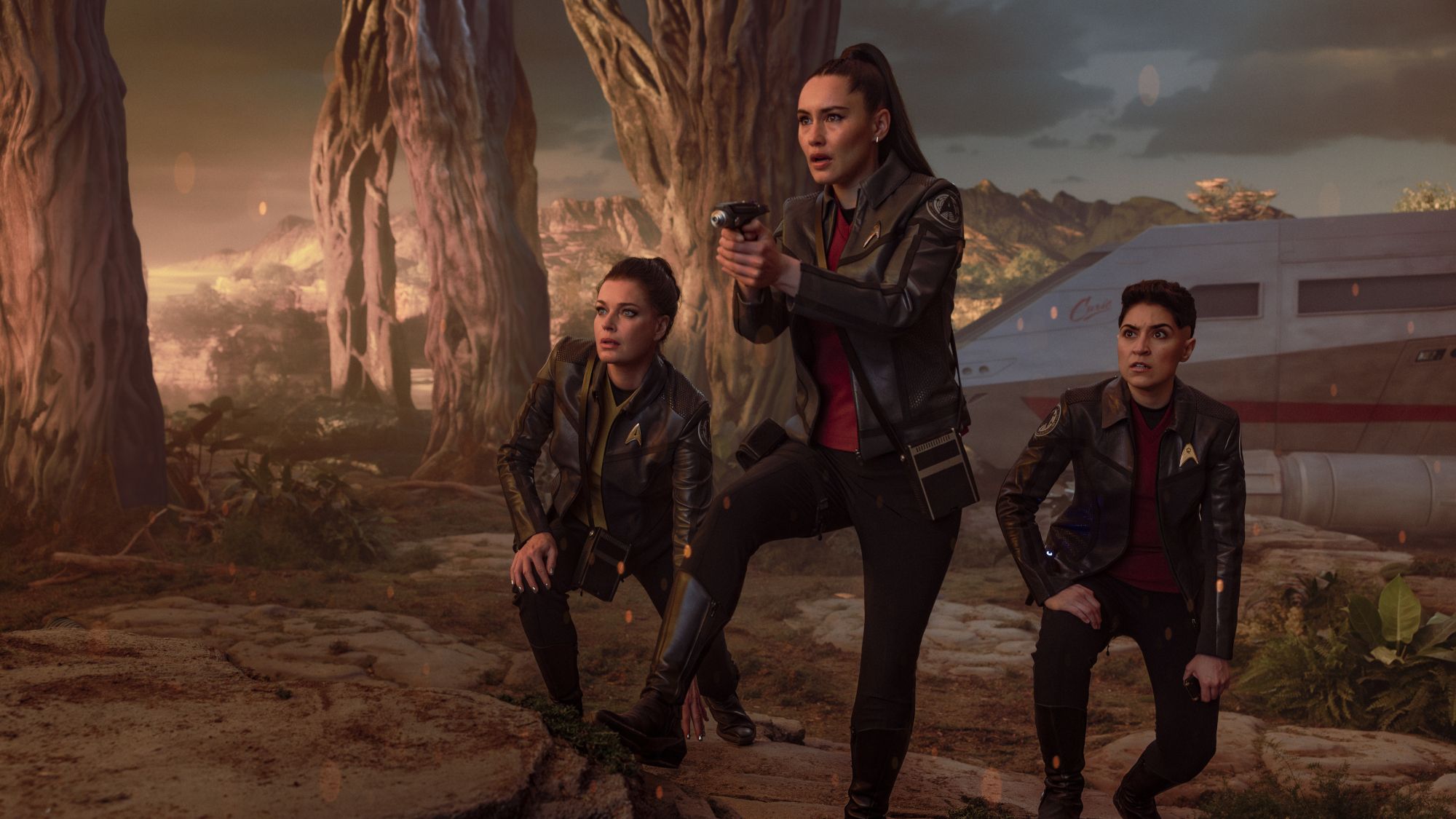 A abertura da 4ª temporada de ‘Star Trek: Strange New Worlds’ é uma alegria de ficção científica repleta de dinossauros, marcianos e um quinto planeta onde o cinturão de asteróides deveria estar