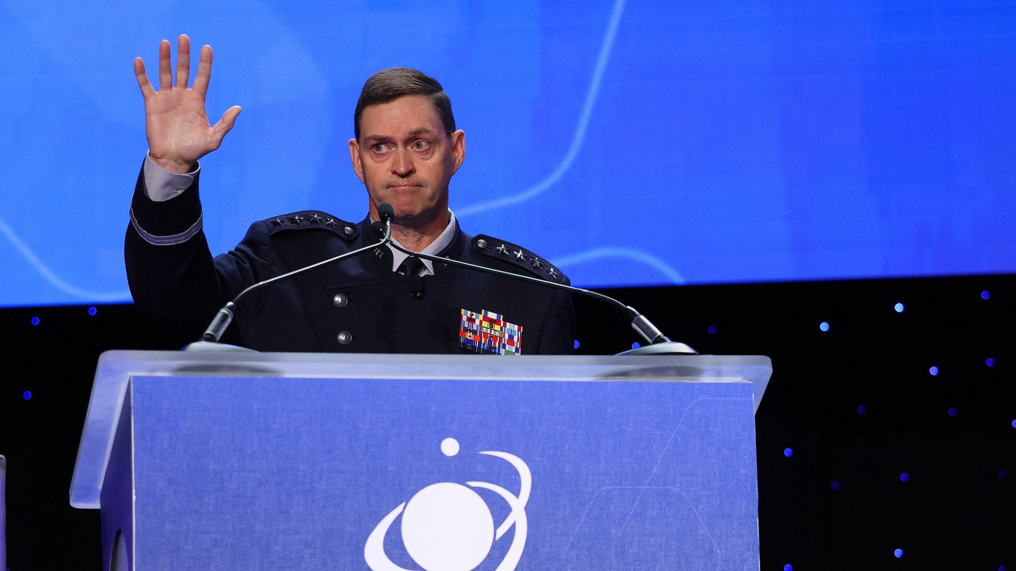 Se a guerra espacial eclodir, ‘nenhum de nós será capaz de evitar a zona de guerra’, alerta o chefe cessante da Força Espacial no discurso público final