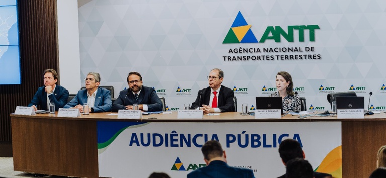 FOTO NA AUDIENCIA PUBLICA COM SETE PESSOAS ATRAS DA MESA — Agência Nacional de Transportes Terrestres