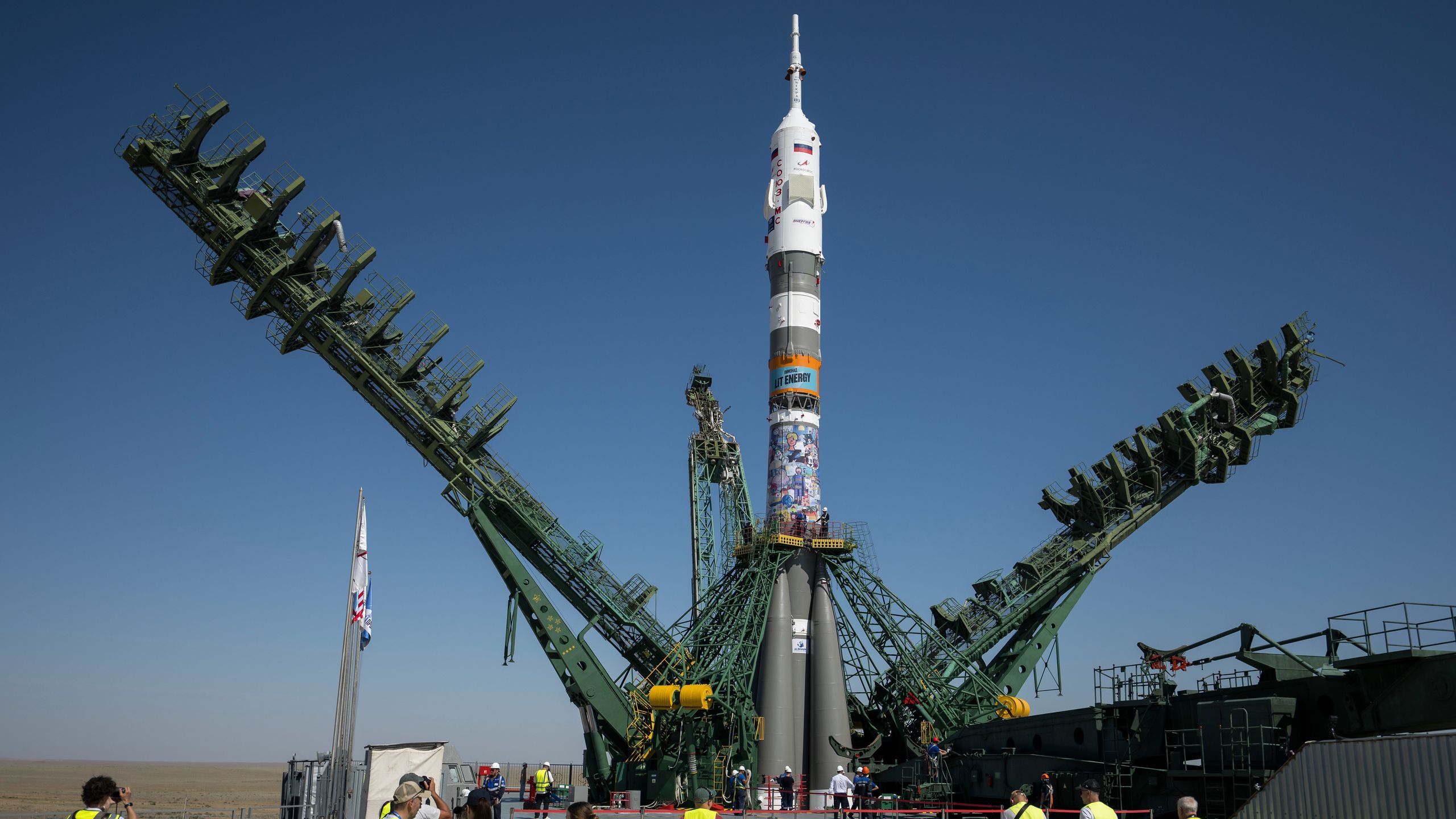 Os astronautas acabaram de lançar um foguete Soyuz com um anúncio de bebida energética, dando continuidade a uma tradição russa