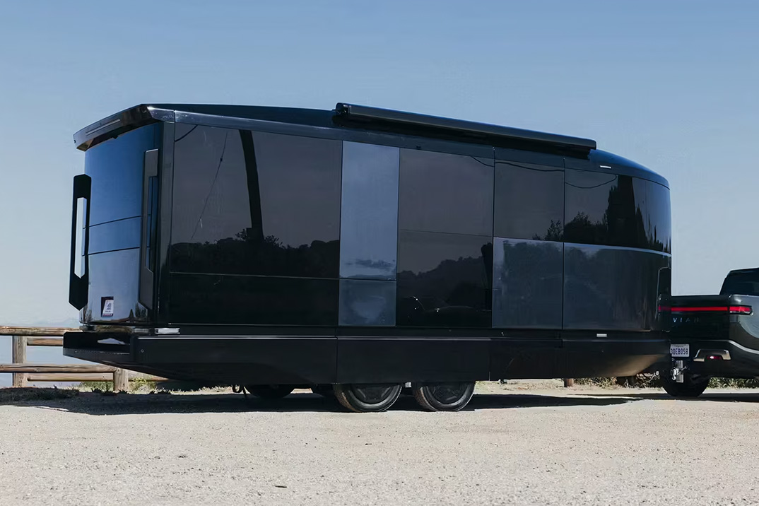 Este trailer de viagem automotor futurista funciona fora da rede por uma semana seguida