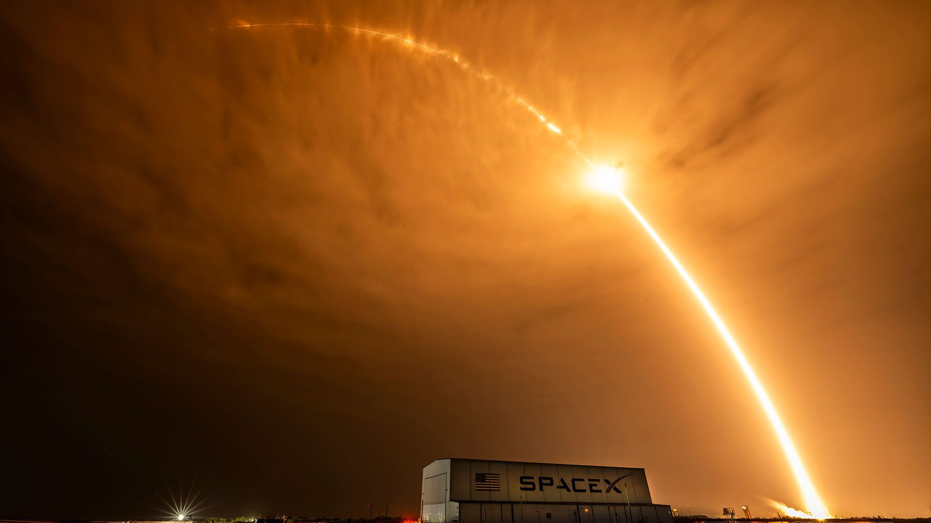 SpaceX lança foguete comprovado em voo pela 600ª vez, enviando satélites Starlink para órbita
