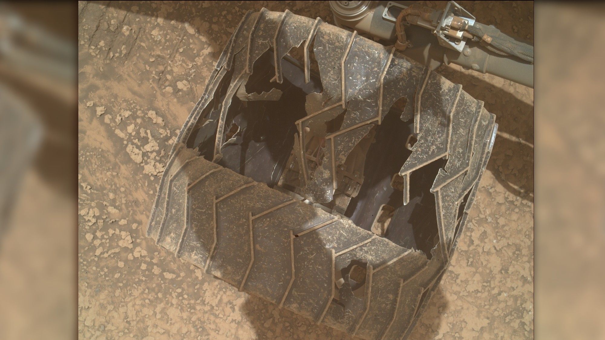 O rover Curiosity Mars inspeciona a foto da roda rachada do dia de 24 de julho de 2026