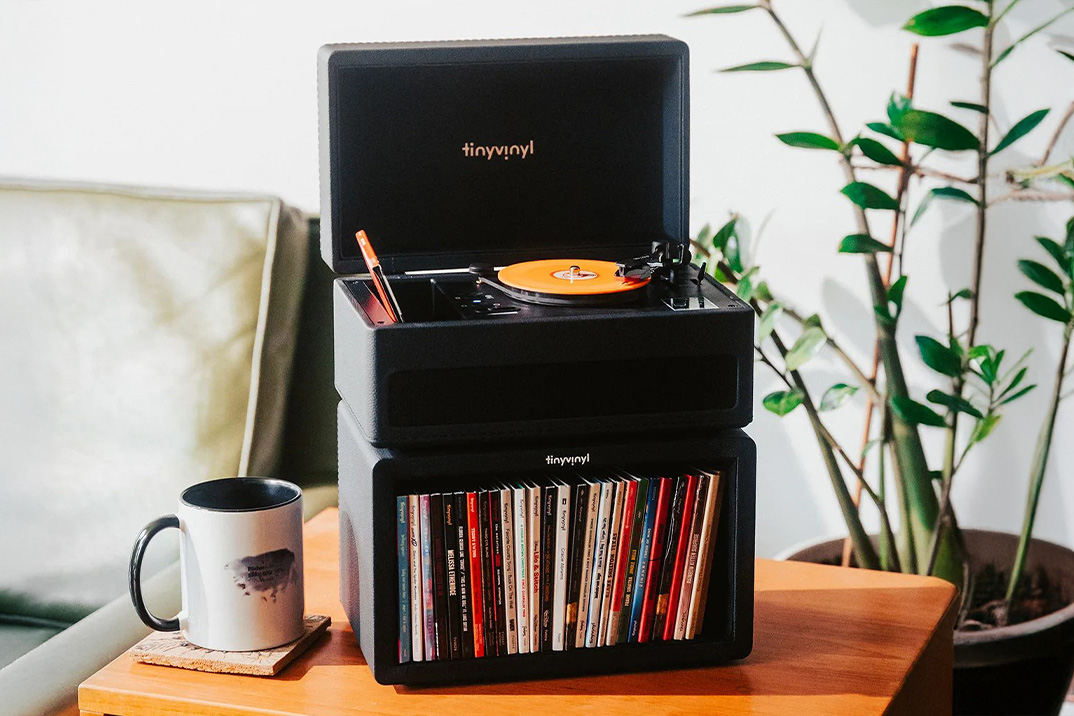 Tiny Vinyl encolheu a plataforma giratória para corresponder aos seus discos de 4 polegadas
