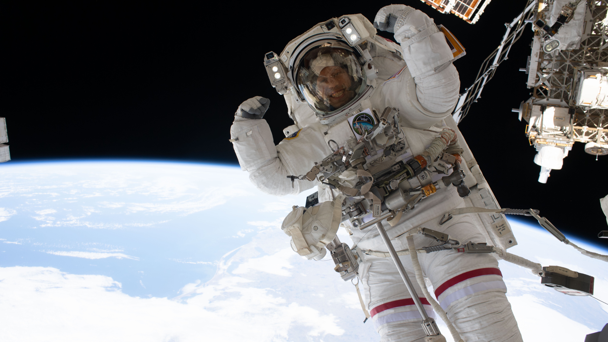 Astronauta flexiona os músculos durante a foto da caminhada no espaço do dia 7 de julho de 2026